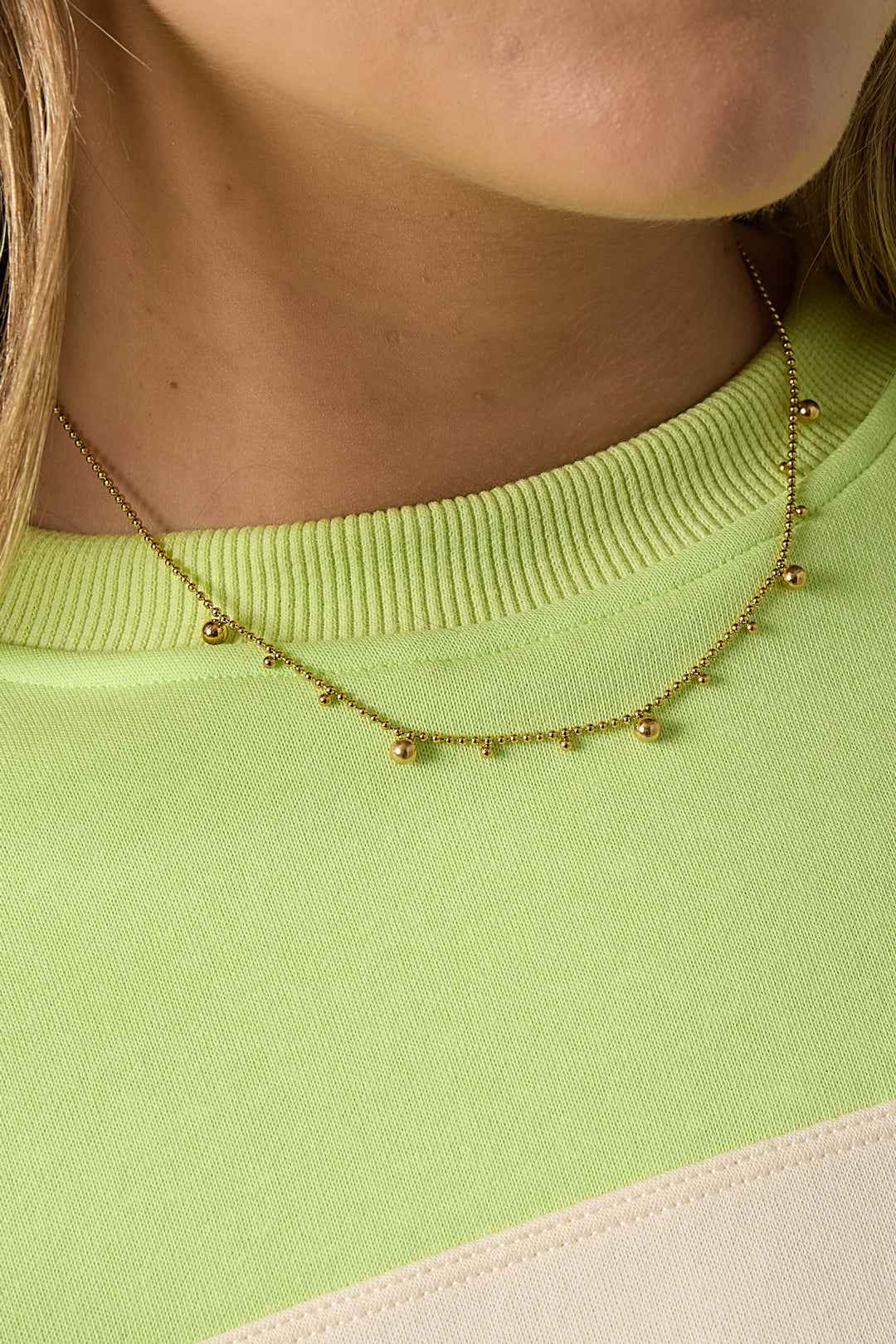 Necklace with alternating balls